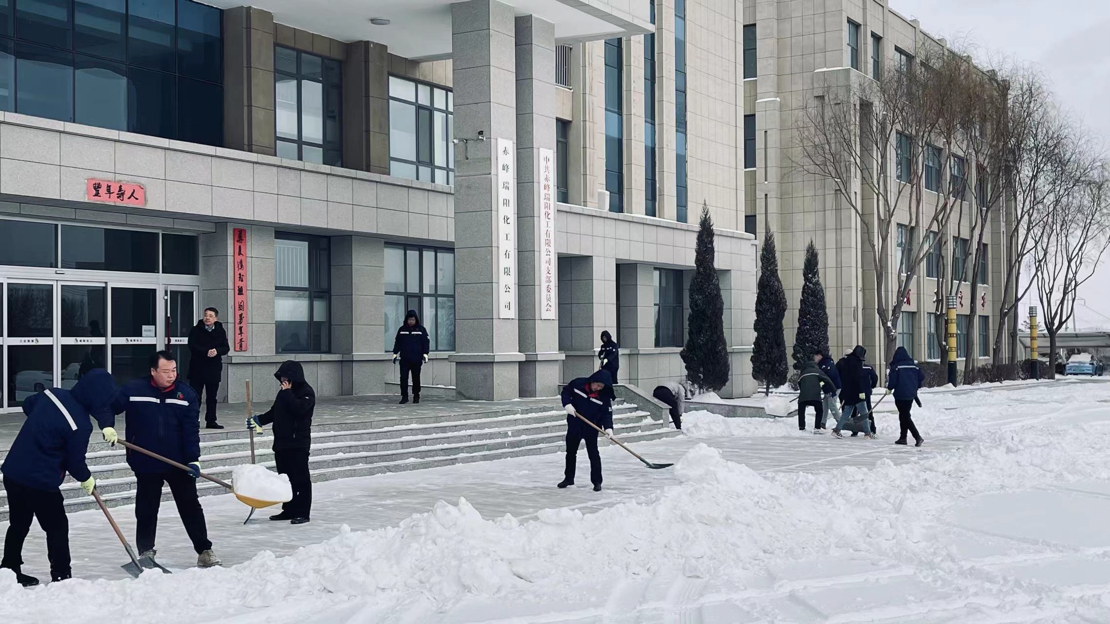 不畏嚴寒，除雪保安全出行