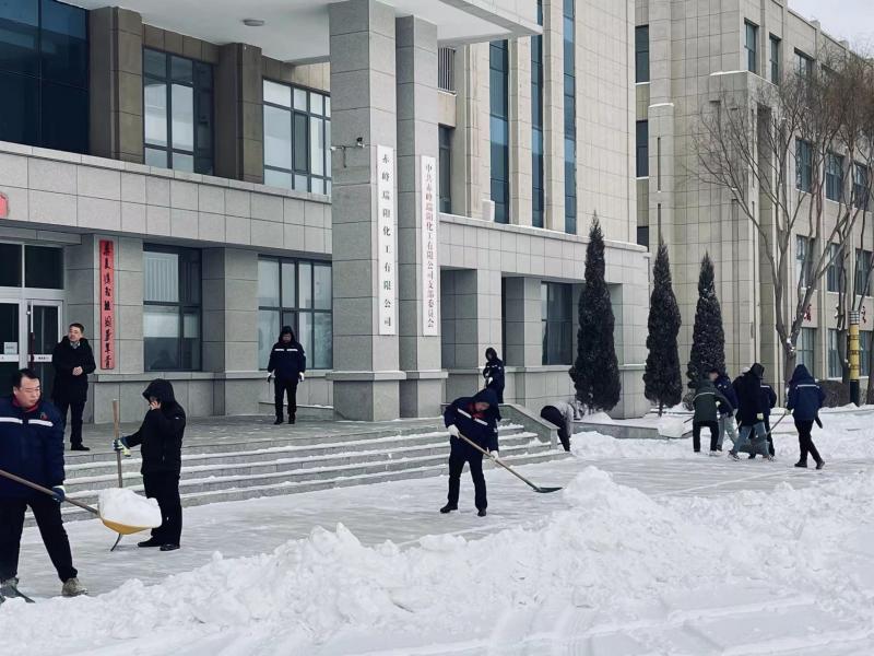 不畏嚴(yán)寒，除雪保安全出行